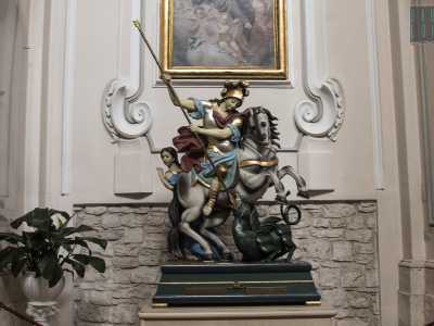 Vicino all�ingresso sulla sinistra, � posta la statua del patrono di Loseto: San Giorgio nell�atto di fronteggiare il drago con una lancia